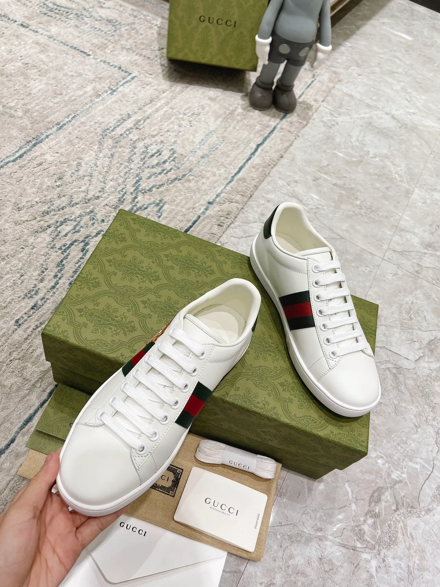 👟👟Ex-factory price 440👟👟 Women's shoe factory GUCCi's latest anti-counterfeiting line classic sports lace-up white shoes for couples ☝︎57 layouts of the whole series are shipped with high quality★ Color matching is being updated continuously... 🔥Look for our upgraded version quality, original mold opening ✔️Original last shape ✔ Everything is authentic from the inside out🥊 🍬Material: 🔸The upper is made of Italian cowhide imported from the original factory. The comfort and softness are higher than ordinary cowhide from domestic factories. ➕Full cowhide lining and foot pads. The lining adopts the same lasting method as the original. The midsole is also printed with double G and the insole is also original molded. 3D craftsmanship❗���Different from ordinary products in the market❗️➕The outsole adopts the original high-density one-to-one sole➕⚠️The snakeskin tail is consistent with the authentic color, and the real snakeskin is a small piece➕🗯The embroidered patches are also authentic. After disassembly, each color comparison is accurate before shipment‼ ️ Shoe size: Female 35-40 Male 39-44